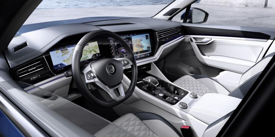 Интерьер Volkswagen Touareg V6 TDI Elegance 2018 года  (WW) (фото 35 из 46)
